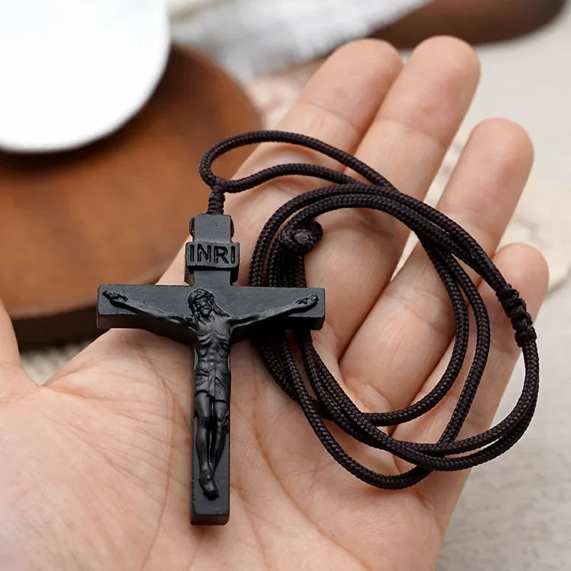 Collier en bois avec croix de Jésus